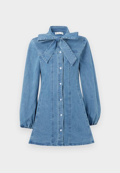 Vestido de denim azul claro com colarinho em laço, mangas longas bufantes, fecho de botões à frente e bainha ampla. Textura suave com costuras subtis.