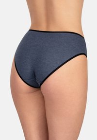 Donkergrijze hoge taille brief met zwarte afwerking, met een gladde katoenachtige textuur en een strakke pasvorm. Geen zichtbare patronen of hardware.