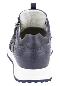 Marinblå läderskor med texturerad ytfinish, rundad baksida, vit sula och blixtlåsdetalj. Mjuk inre foder synligt vid öppningen.