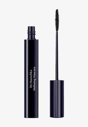 Zwarte mascarabuis met het etiket "Dr. Hauschka Defining Mascara" en een lange, dunne wimperborstel met een kleine spoolie borstel, op een witte achtergrond.