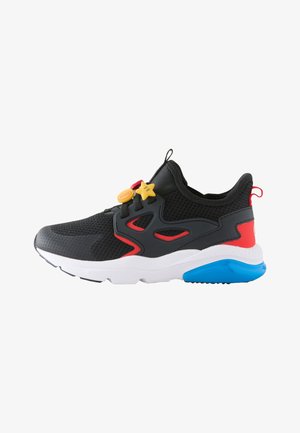 Czarny sportowy sneaker z czerwonymi i niebieskimi akcentami, białą podeszwą, siateczkową cholewką oraz dekoracyjną żółtą gwiazdą i okrągłymi zawieszkami na sznurowadłach.