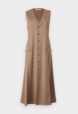 Bruine mouwloze jurk met een v-hals, knoopsluiting aan de voorkant en twee zakken; gemaakt van gestoffeerde, geruite stof en heeft een uitlopende zoom.