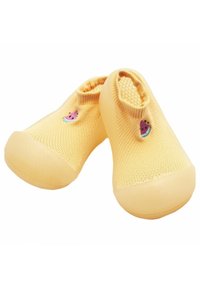 Zapatos amarillos de malla sin cordones con punteras redondeadas y suelas acolchadas. Presentan un pequeño motivo de sandía bordado cerca del talón.