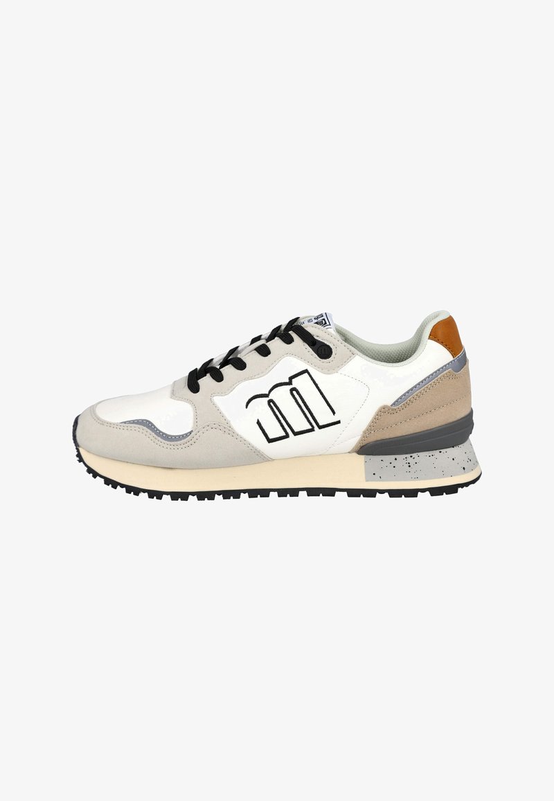 Zapatilla blanca y beige con cordones negros, un logo "m" negro en el lateral, y una suela gris moteada y una lengüeta trasera marrón.