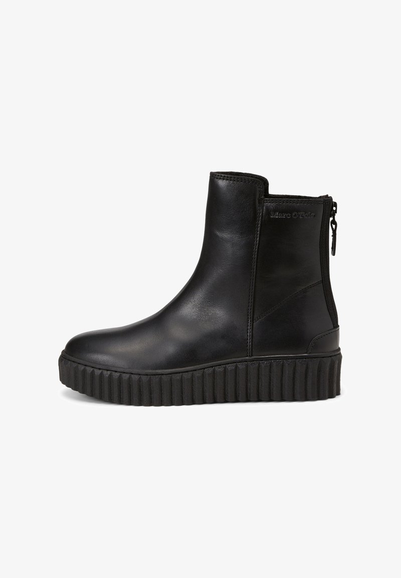 Bottine en cuir noir avec semelle plateforme nervurée et fermeture éclair arrière, marquée "Marc O'Polo" sur le côté supérieur.