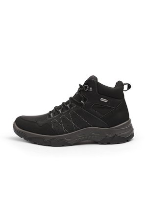 Bota de senderismo negra hecha de material sintético, con un upper texturizado, sistema de cordones y una suela de goma gruesa con patrones de agarre.