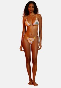 Multikleuren bikini set met een driehoekstop en verstelbare taillebanden. Het materiaal lijkt glad met een tropisch printontwerp.