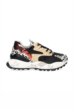 Zapatillas de cuero con un diseño en negro, beige y estampado animal. Presentan acentos texturizados, una suela contrastante y un detalle colorido en el talón.