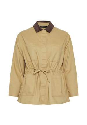 Beige jas met een bruine ribfluwelen kraag, een voorstrikceintuur, lange mouwen en vier opgestikte zakken, twee op de borst en twee bij de heupen.