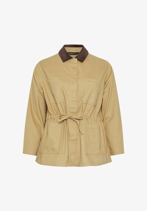 Beige Jacke mit braunem Cordkragen, vorn mit Bindegürtel, langen Ärmeln und vier aufgesetzten Taschen, zwei auf der Brust und zwei an den Hüften.