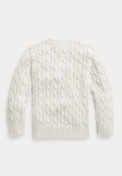 Hvid kabelstrikket langærmet sweater med ribkant ved ærmer og kant, vist bagfra på en ensfarvet baggrund.