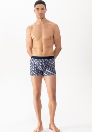 Boxershort in navy met een geometrisch patroon in tinten van roze en crèmekleur. Elastische tailleband, gemaakt van zachte, rekbare stof.