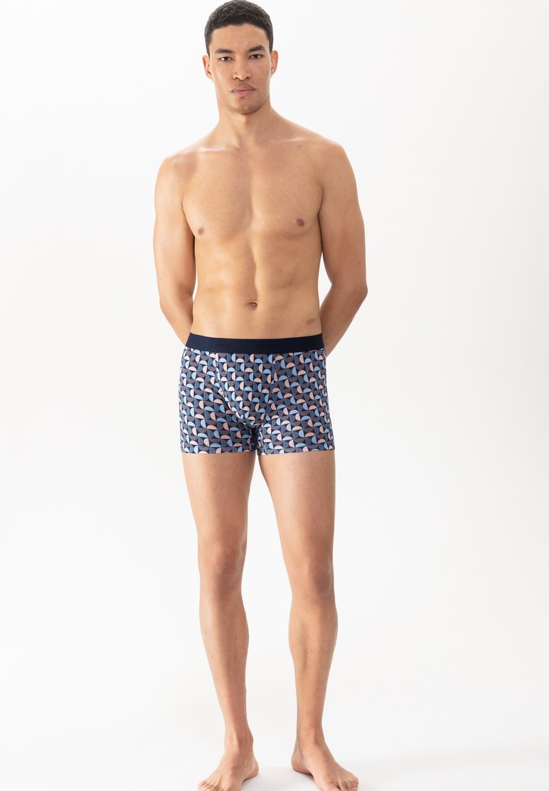 Boxers i marinblått med ett geometriskt mönster i nyanser av rosa och kräm. Elastisk midja, tillverkad av mjukt, stretchtåligt tyg.