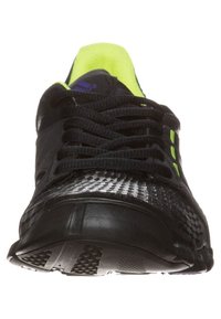 Czarne buty sportowe z teksturowaną cholewką, z neonowo zielonymi akcentami i amortyzowaną podeszwą, prezentujące sznurowany design i wzorzyste detale.