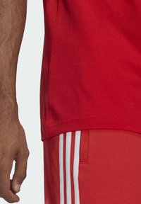 adidas Originals STRIPES TEE UNISEX - Marškinėliai su spaudiniu - red