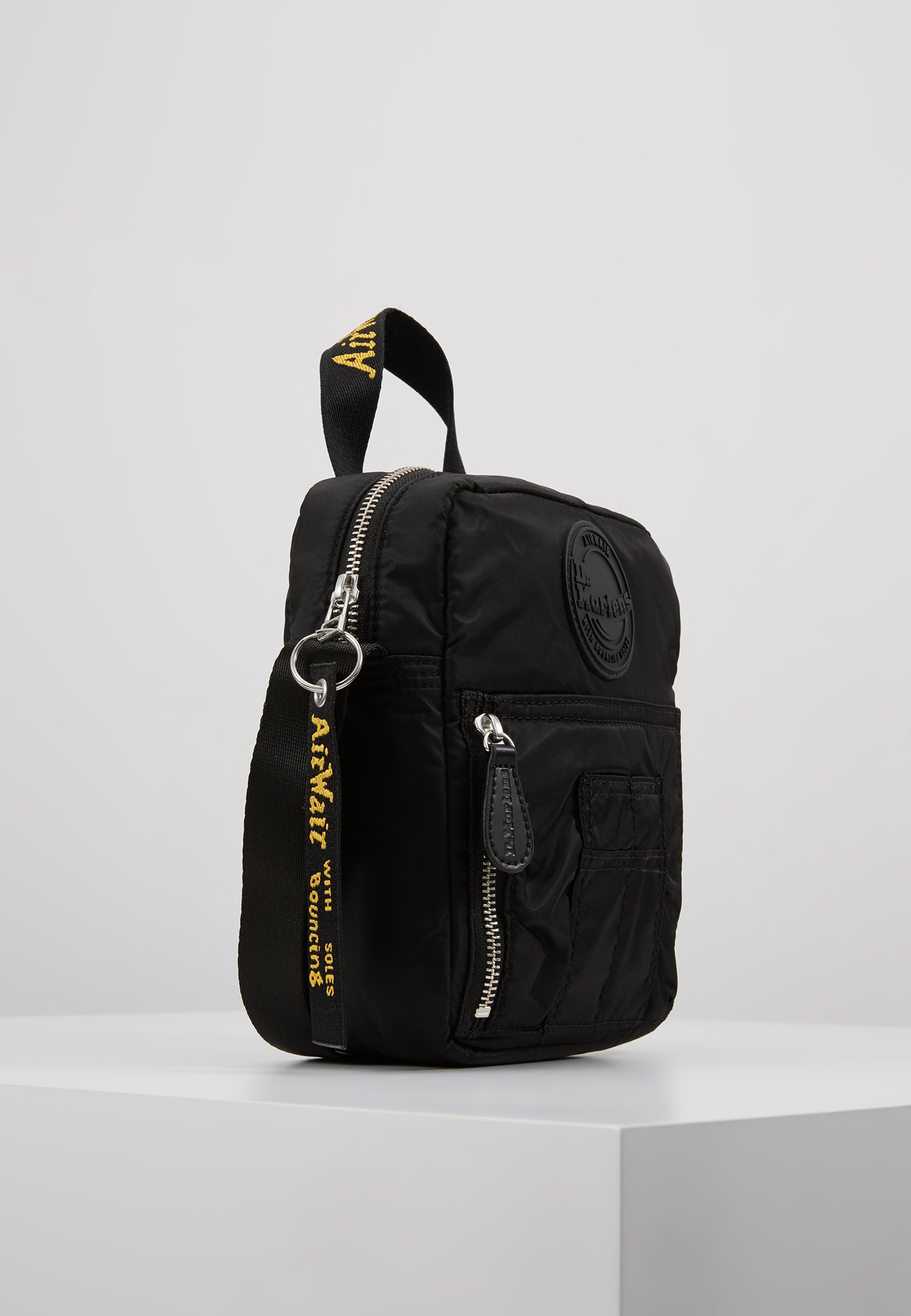Dr. Martens SUPER MINI BAG Skulderveske blacksvart Dr. Martens SUPER MINI BAG Skulderveske blacksvart