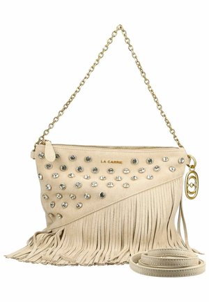 Borsa a tracolla in camoscio beige con catena dorata, strass incastonati sulla parte superiore, fondo con frange e una tracolla aggiuntiva in pelle arrotolata.