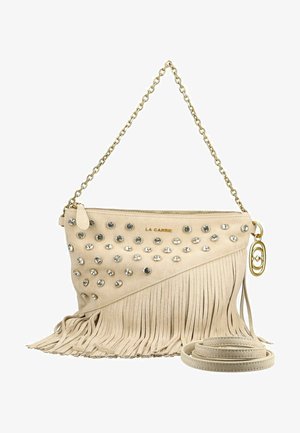 Beige suède handtas met gouden kettingriem, bezet met strass-steentjes bovenaan, franjes aan de onderkant en een extra opgerolde leren riem.