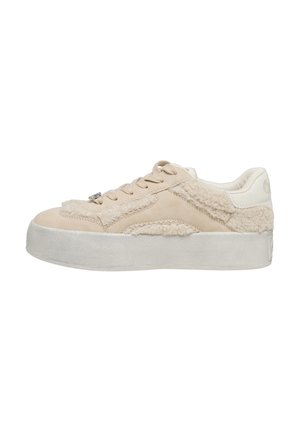 Sneaker beige à plateforme basse avec semelle texturée, laçage à l’avant et détails en tissu duveteux ressemblant à de la laine sur les côtés et le col du talon.
