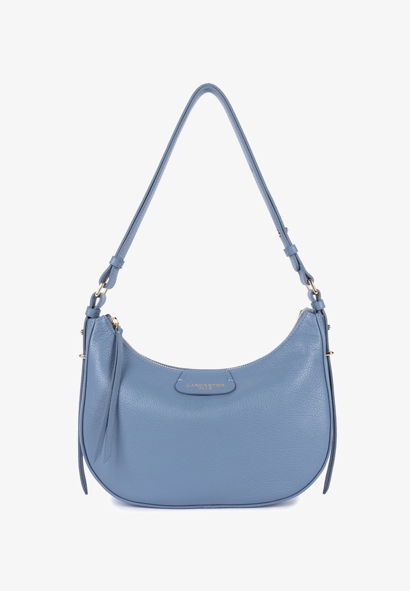 Borsa a tracolla in pelle azzurro chiaro con forma curva, tracolla regolabile, dettagli in metallo dorato e chiusura con zip. Superficie testurizzata.