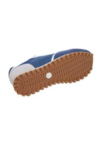 Kék és fehér sneaker texturált gumitalppal, amelyhez kialakított tapadásminták és párnázott sarkak társulnak. Szintetikus és textil anyagokból készült.