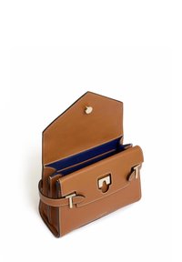 Bolso de cuero marrón con un diseño estructurado, que cuenta con un cierre a presión dorado, un forro azul en contraste y acentos de hardware decorativos.