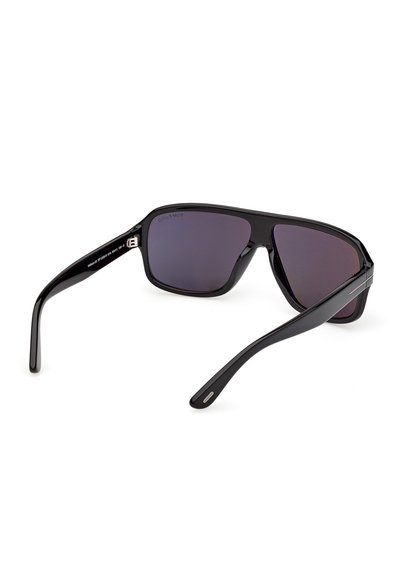 Occhiali da sole rettangolari con montatura nera, lenti scure, aste leggermente piegate e piccolo dettaglio argentato vicino alle cerniere delle aste.