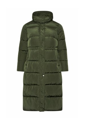 Lange puffercoat in donker olijfgroen, met een hoge kraag, knoopsluiting en horizontale stiknaden voor isolatie. Soepele, glanzende textuur.