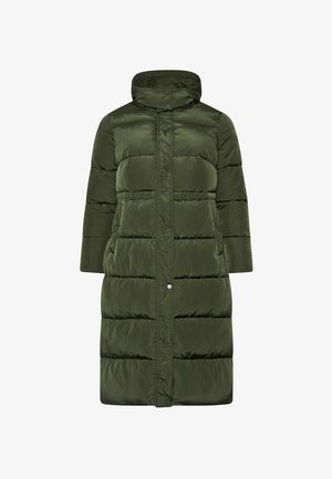 Pitkä puffatakki tummanoliivinvihreänä, jossa on korkea kaulus, nappikiinnitys ja vaakasaumastus eristystä varten. Sileä, kiiltävä pinta.
