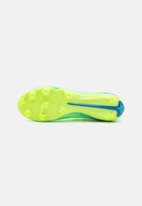 Suola di scarpone da calcio di un brillante verde lime con accenti blu. Presenta tacchetti multidirezionali per la trazione e una superficie testurizzata per la presa.