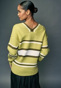 Next V-NECK - Pulóver - olive green