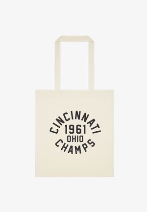 Bolsa tote beige con dos asas y texto negro que dice "CINCINNATI 1961 OHIO CHAMPS" en una disposición circular.