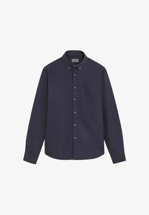 Camisa de hombre azul marino oscuro con botones, mangas largas y un bolsillo en el pecho, mostrada extendida sobre un fondo blanco.