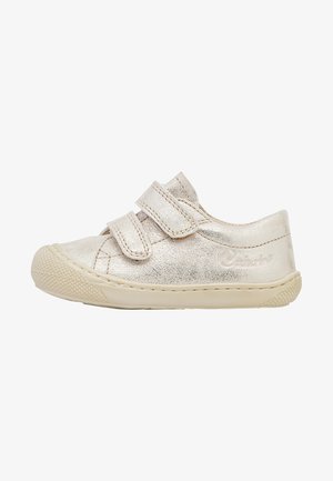 Zapato metálico plateado para niño pequeño con dos correas de velcro, puntera redondeada, suela de goma texturizada y un sutil detalle de costura.