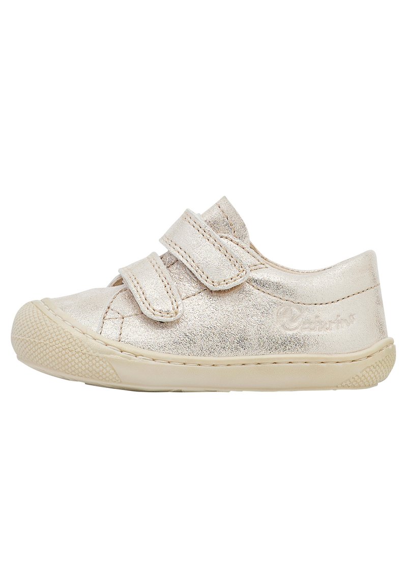 Metalické stříbrné dětské boty s dvěma suchými zipy, zaoblenou špičkou, texturovanou gumovou podrážkou a decentním šitím.