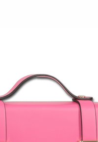 Rosa Lederhandtasche mit glatter Textur, versehen mit einem schwarzen Besatz. Enthält einen runden Griff und einen goldenen Akzentknopf an der Seite.