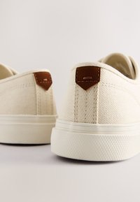 Non sélectionné, cream