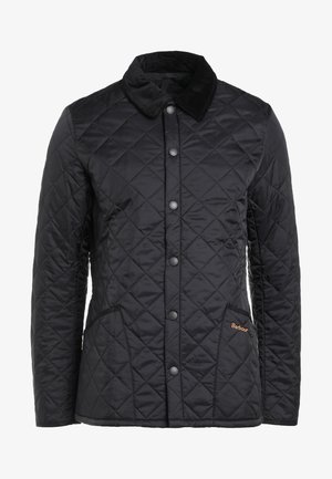 Černá prošívaná bunda má hrdlový límec, patentky a boční kapsy. Na dolní pravé kapse je značkový nápis v oranžové barvě.