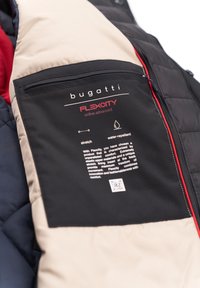 Schwarze und beige Steppjacke mit Etikett, das die Marken "Bugatti" und "FLEXCITY" zeigt, sowie Icons für Stretch und wasserabweisend. Der Text beschreibt die Eigenschaften.