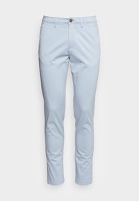 Ljusblå chinos tillverkade av ett mjukt, lätt material. De har en knappstängning, slim fit och sidofickor, med en ren design.