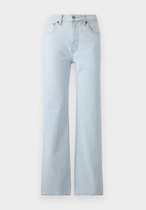 Jeans de denim azul claro con corte de pierna recta, tiro alto, textura sutil y costuras contrastantes. Cuenta con cinco bolsillos y herrajes metálicos.