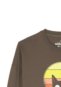 Sweat-shirt marron avec un imprimé rond multicolore représentant la silhouette d'un chat devant un coucher de soleil. Le tissu semble doux avec un col rond classique.