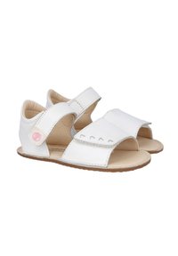 Sandalias de cuero blancas con dos correas de Velcro ajustables, diseño de punta abierta y suela de color marrón claro. Presentan un acabado texturizado y un acento en rosa.