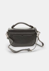 Borsa a tracolla in pelle nera con manico superiore e tracolla regolabile. Presenta una tasca frontale e una texture liscia, con dettagli di cucitura.