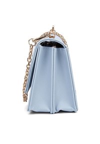 Borsa a tracolla di colore azzurro chiaro con un esterno testurizzato, dotata di una tracolla in catena dorata e una chiusura con zip nella parte superiore, mostrata di lato.