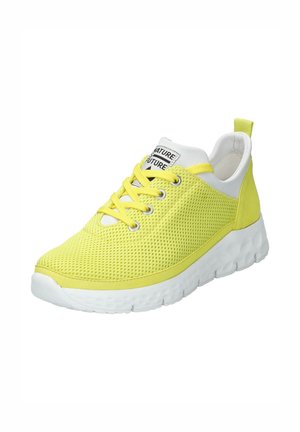 Baskets en mesh jaune avec semelle blanche, lacets jaunes et un onglet de traction blanc, arborant une étiquette "Nature Future" sur la languette.