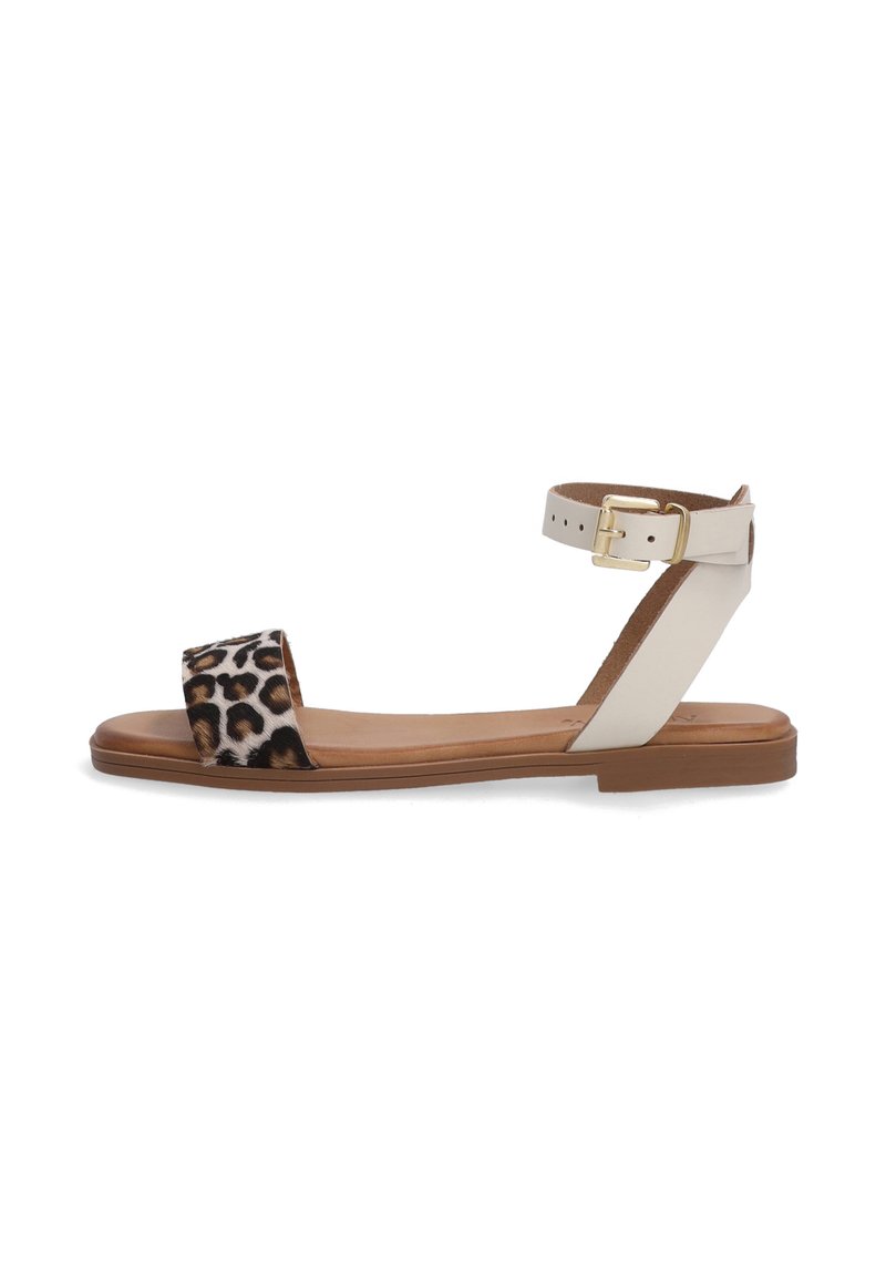 Flache Sandalen mit einem Stoffriemen im Leopardenmuster und einem beigen Lederknöchelriemen. Merkmale sind eine Metallb schnalle, eine gepolsterte Innensohle und eine braune Sohle.