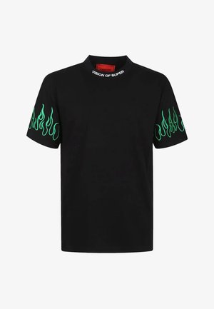 T-shirt nera in cotone con colletto alto e maniche corte. Presenta design di fiamme verdi sulle maniche. Testo "VISION OF SUPER" sul colletto.