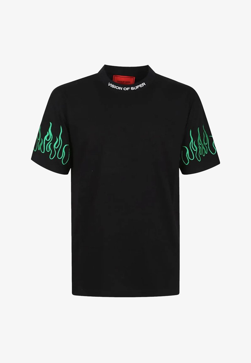 T-shirt nera in cotone con colletto alto e maniche corte. Presenta design di fiamme verdi sulle maniche. Testo "VISION OF SUPER" sul colletto.