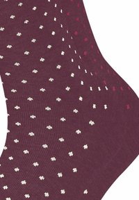 Bordeaux sokken met een gestructureerde weving en afwisselende witte en roze stippen, die een contrasterend patroon over de stof creëren.